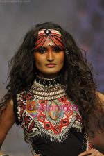 Model walks the ramp for Malini Ramani Show at Lakme Winter fashion week day 5 on 21st Sept 2010 (82).JPG
